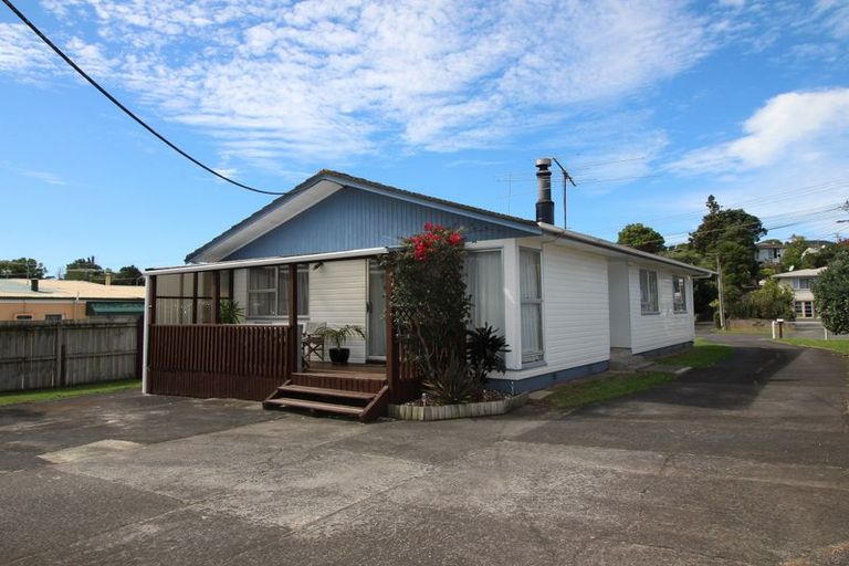 Photo of property in 97 Vodanovich Road, Te Atatu South, Auckland, 0610