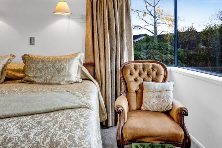 Photo of property in 10 Taylor Place, Merrilands, New Plymouth, 4312