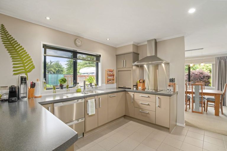 Photo of property in 14 Murray Becroft Avenue, Henderson Valley, Auckland, 0612