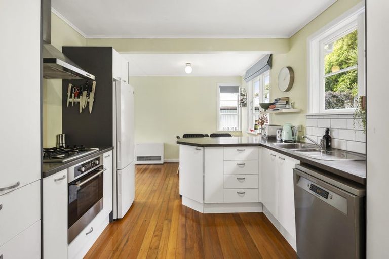 Photo of property in 100 Ruskin Road, Newlands, Wellington, 6037