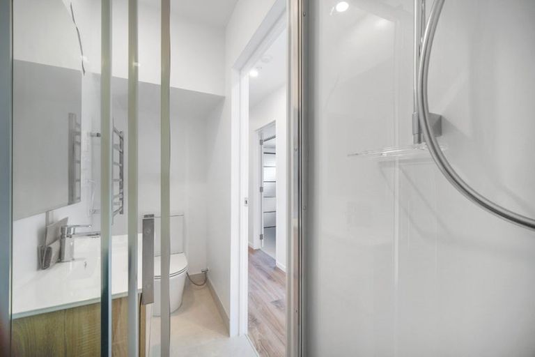 Photo of property in 5/233 Great North Road, Henderson, Auckland, 0612