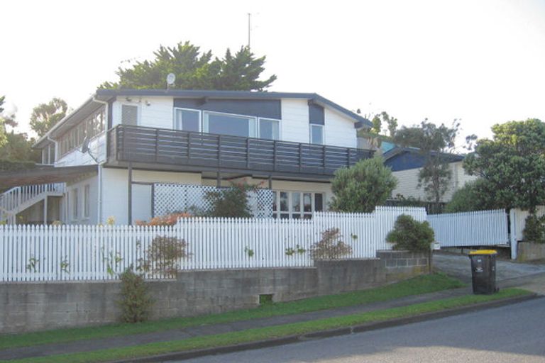 Photo of property in 102 Gloaming Hill, Titahi Bay, Porirua, 5022