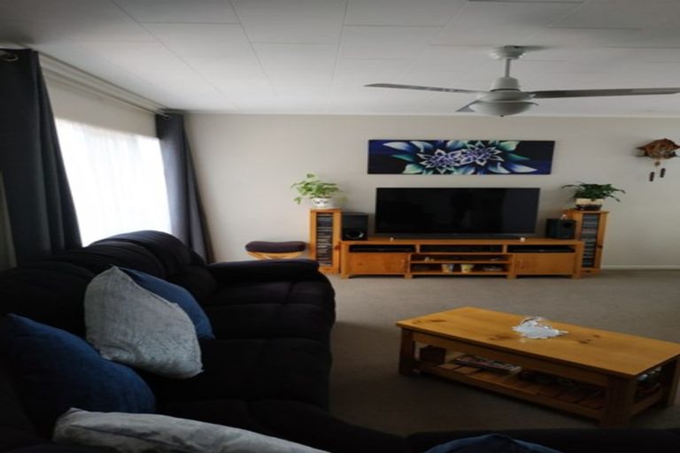 Photo of property in 21a Garton Drive, Massey, Auckland, 0614