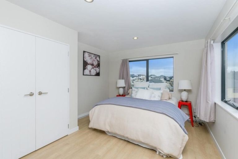 Photo of property in 30 Sohlue Place, Oteha, Auckland, 0632