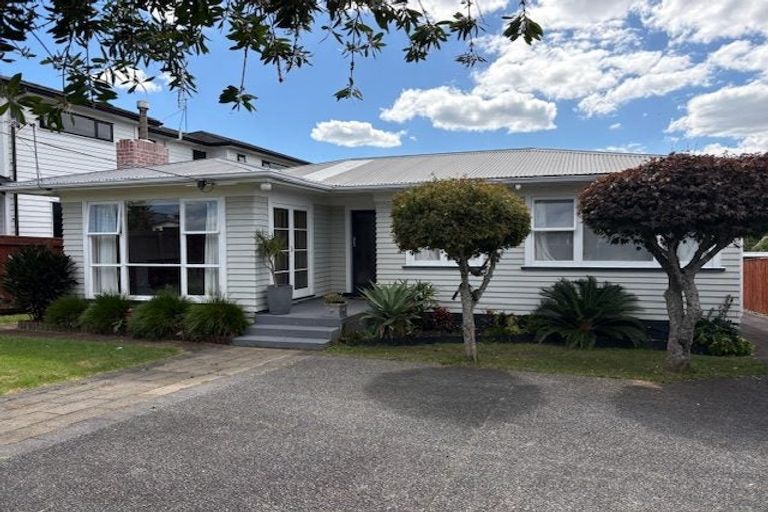 Photo of property in 15 Dakota Avenue, Beach Haven, Auckland, 0626