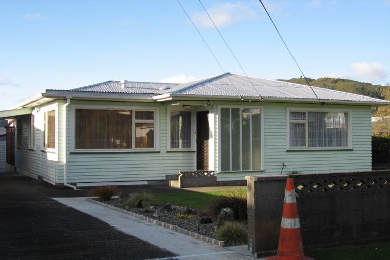 Photo of property in 4 Hay Street, Wainuiomata, Lower Hutt, 5014