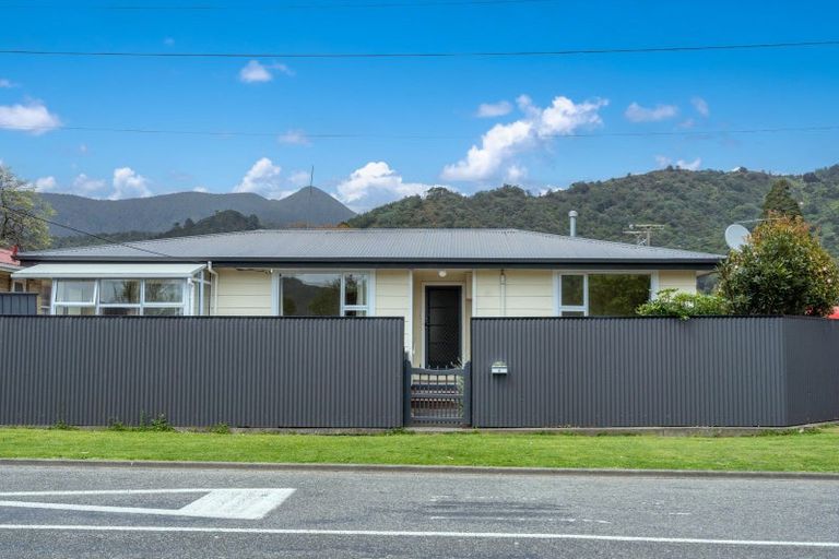 Photo of property in 8 Buller Street, Picton, 7220