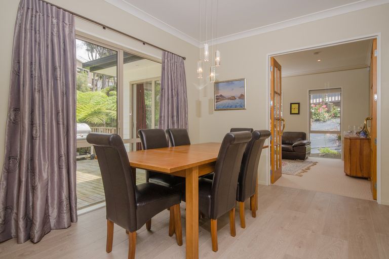 Photo of property in 28 Mccahon Place, Titirangi, Auckland, 0604