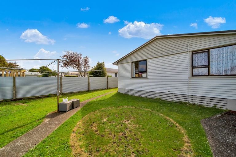 Photo of property in 13 Bone Crescent, Hawera, 4610