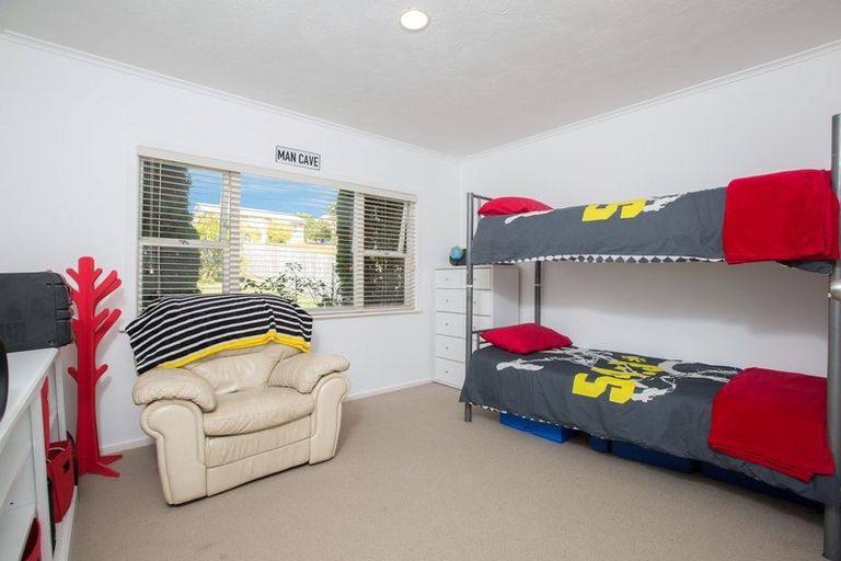 Photo of property in 9 Barron Drive, Green Bay, Auckland, 0604