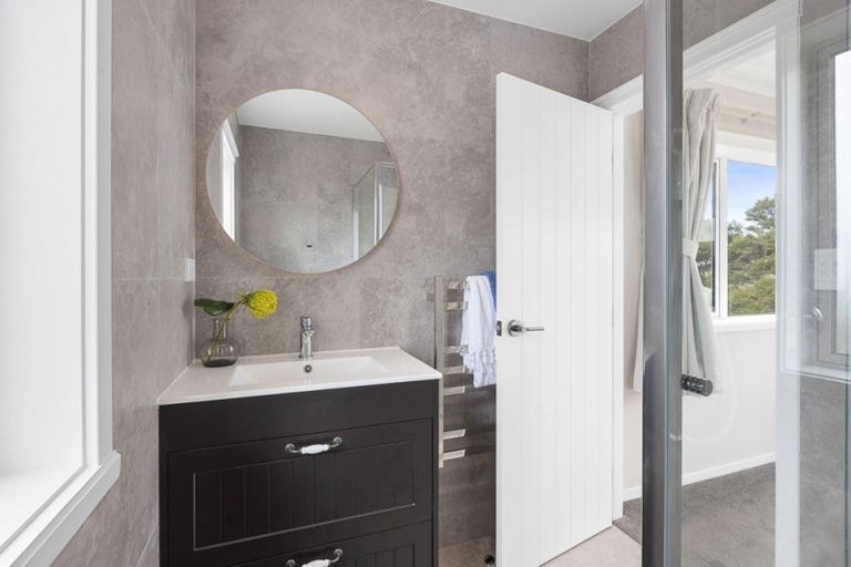 Photo of property in 9 Waimaru Lane, Orewa, 0931