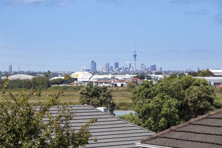 Photo of property in 2/97 Roberts Road, Te Atatu South, Auckland, 0610