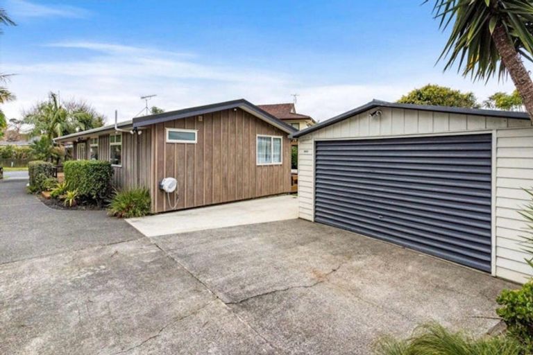 Photo of property in 12 Quo Vadis Place, Red Beach, 0932