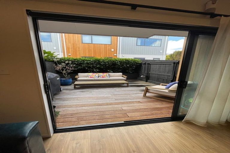 Photo of property in 4/89 Beach Road, Te Atatu Peninsula, 0610