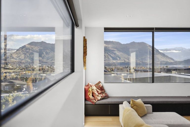 Photo of property in 6 Akitu Rise, Wanaka, 9305