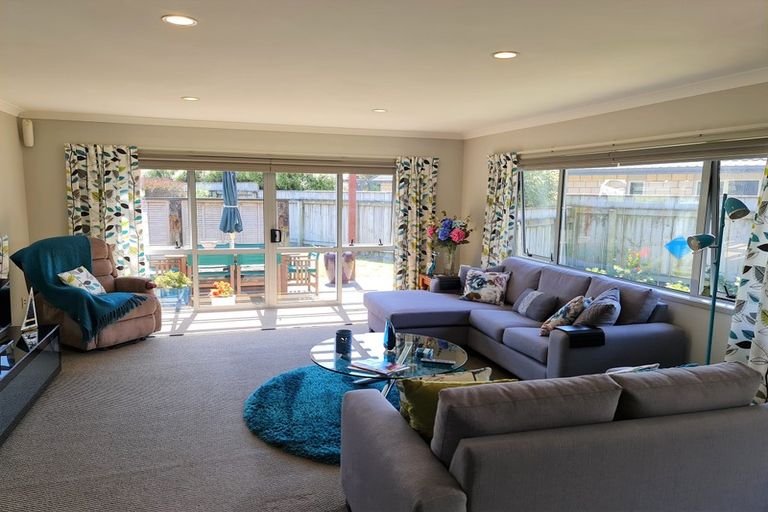 Photo of property in 30 Simpson Crescent, Raumati Beach, Paraparaumu, 5032