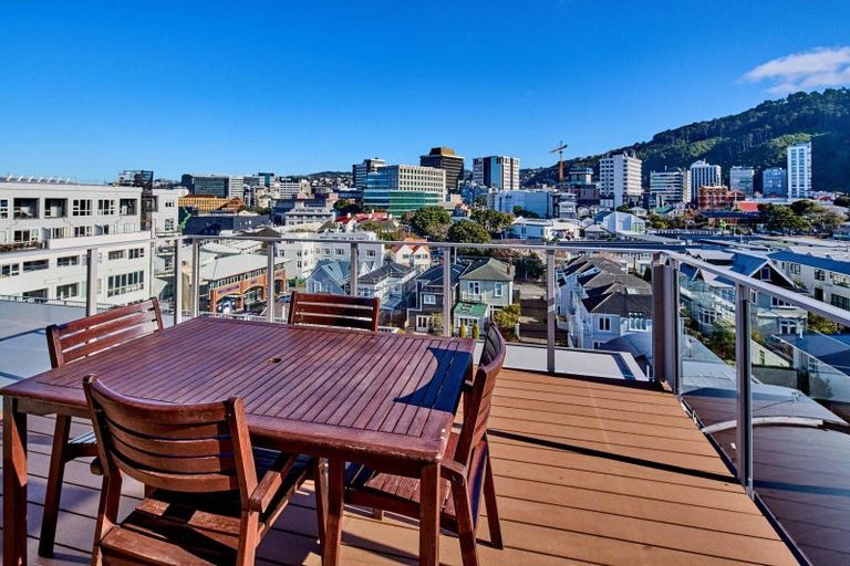 Photo of property in Endeavour Apartments, 3/125 Thorndon Quay, Pipitea, Wellington, 6011