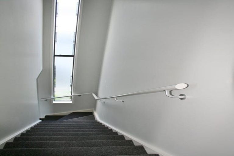 Photo of property in 16a Woodall Place, Totara Vale, Auckland, 0627