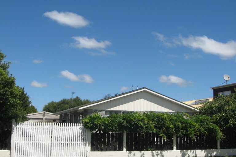 Photo of property in 35 Malabar Crescent, Broomfield, Christchurch, 8042