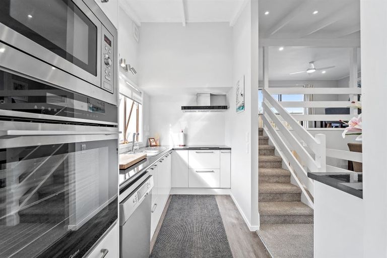 Photo of property in 2/109 Oaktree Avenue, Browns Bay, Auckland, 0630