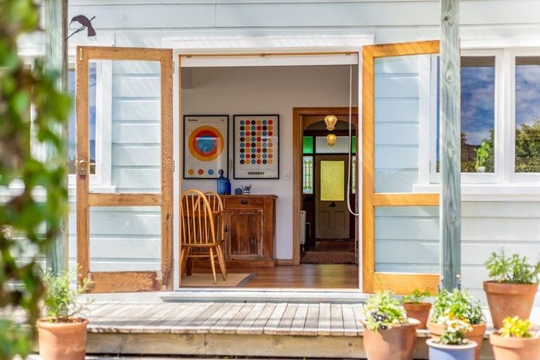 Photo of property in 18 Mills Road, Brooklyn, Wellington, 6021