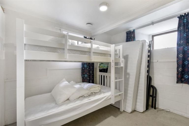 Photo of property in 28 St Catherine Crescent, West Harbour, Auckland, 0618