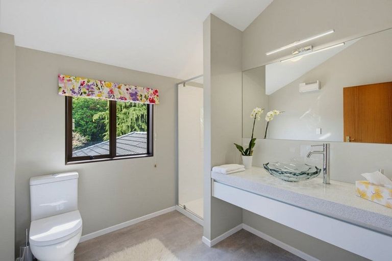 Photo of property in 10 Karaka Grove, Waikanae, 5036