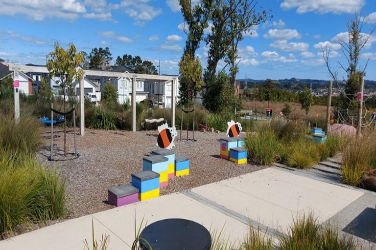 Photo of property in 8 Barrique Road, Kumeu, 0810