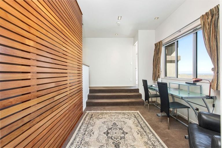 Photo of property in 2 Serenata Lane, Redcliffs, Christchurch, 8081