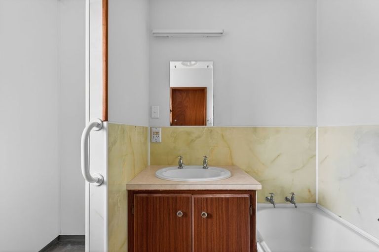 Photo of property in 41 Edgewater Parade, Waiuku, 2123