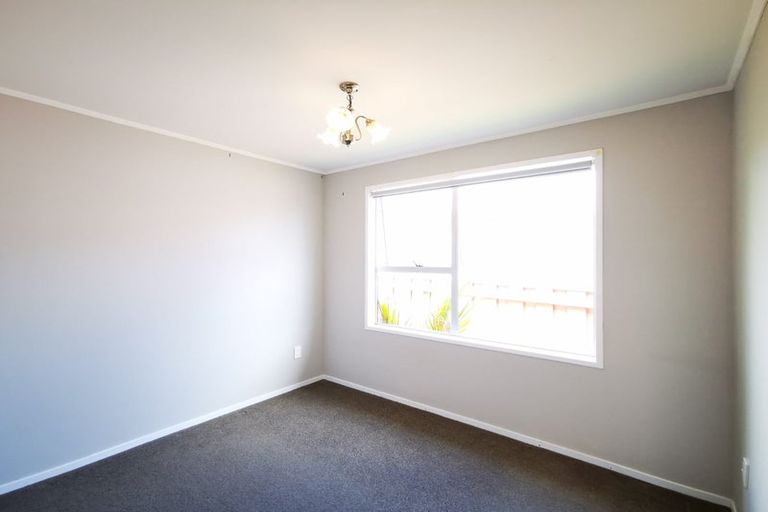Photo of property in 15 Kelman Road, Kelston, Auckland, 0602