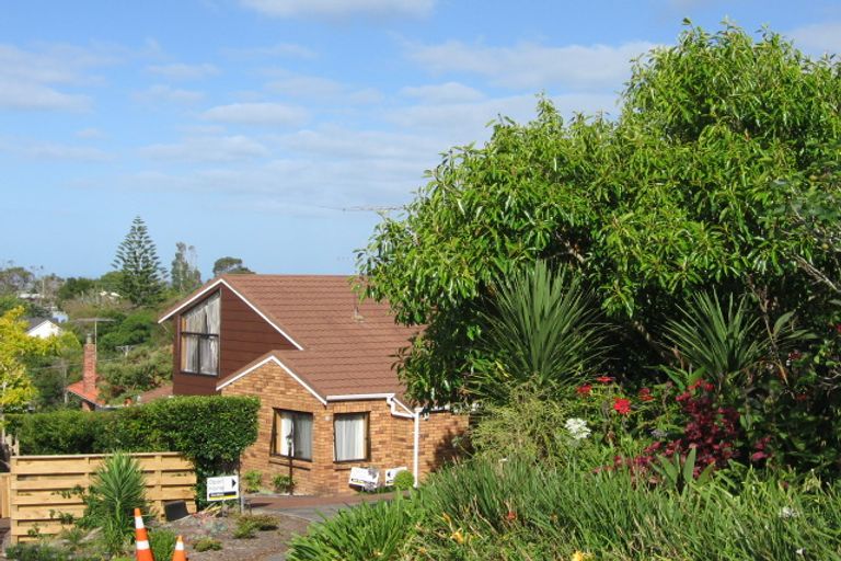 Photo of property in 2/8 Aorangi Place, Birkenhead, Auckland, 0626