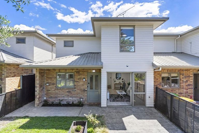 Photo of property in 33 Verdale Circle, Glen Eden, Auckland, 0602