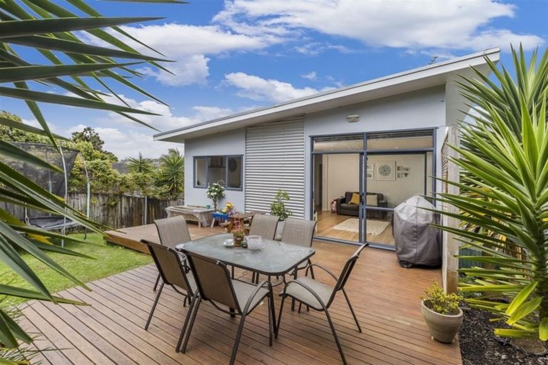 Photo of property in 1/9 Ellenbury Place, Stanmore Bay, Whangaparaoa, 0932
