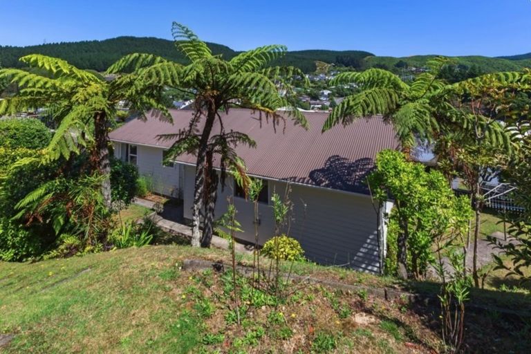 Photo of property in 16 Florio Terrace, Tawa, Wellington, 5028