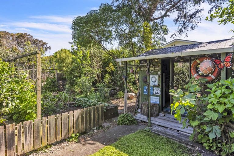 Photo of property in 127 Renown Road, Raumati South, Paraparaumu, 5032