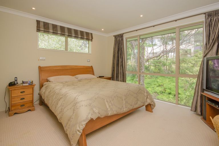 Photo of property in 28 Mccahon Place, Titirangi, Auckland, 0604