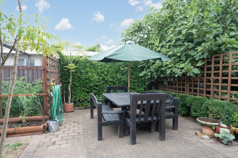 Photo of property in 251 Shakespeare Street, Leamington, Cambridge, 3432