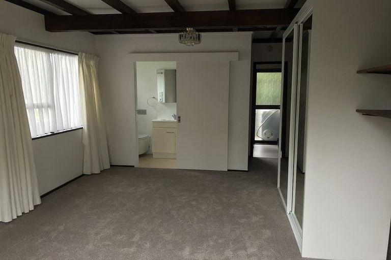 Photo of property in 2/5 Kegworth Place, Browns Bay, Auckland, 0630
