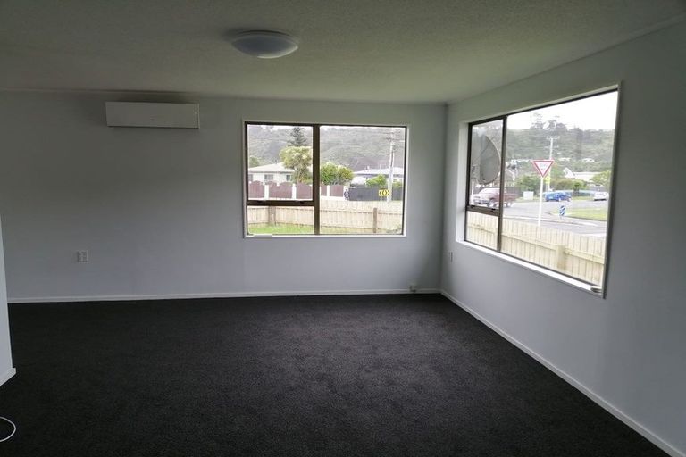 Photo of property in 35 Glen Road, Stokes Valley, Lower Hutt, 5019
