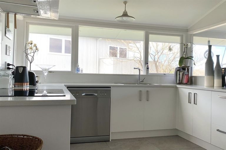 Photo of property in 82 Ravenwood Drive, Forrest Hill, Auckland, 0620