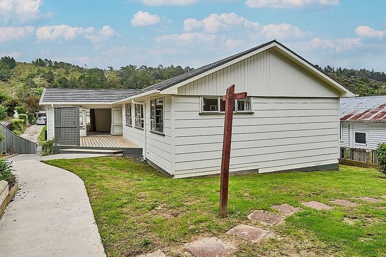 Photo of property in 4 Thomson Grove, Stokes Valley, Lower Hutt, 5019