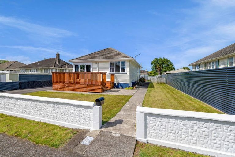 Photo of property in 6 Malone Place, Hawera, 4610