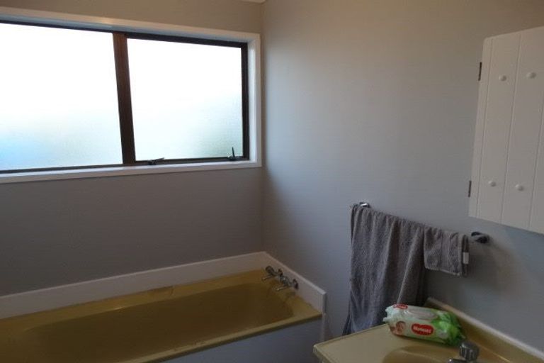 Photo of property in 28 Beauchamp Drive, Massey, Auckland, 0614