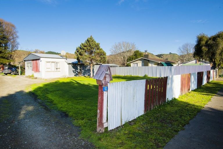 Photo of property in 10 Kipling Road, Te Karaka, 4022