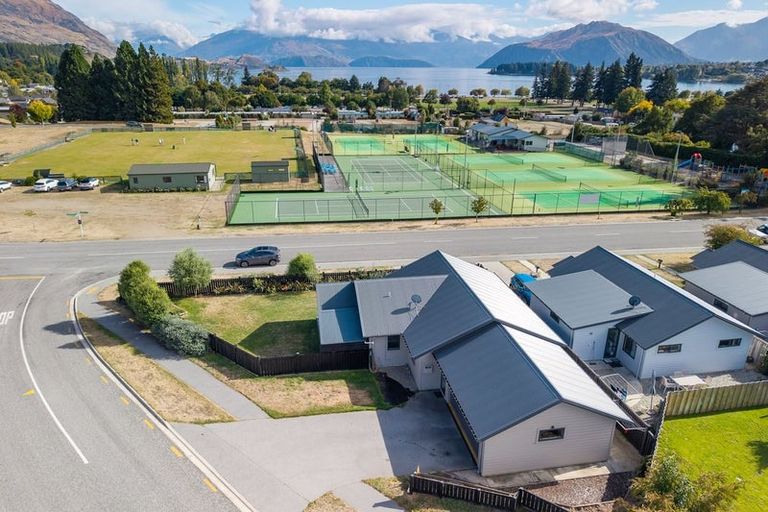Photo of property in 208 Warren Street, Wanaka, 9305
