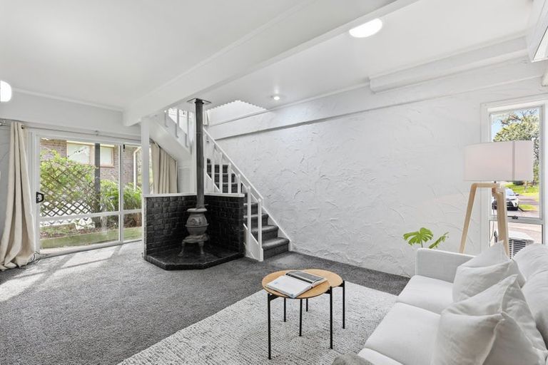 Photo of property in 2/12 Mahuta Grove, Northcote, Auckland, 0627