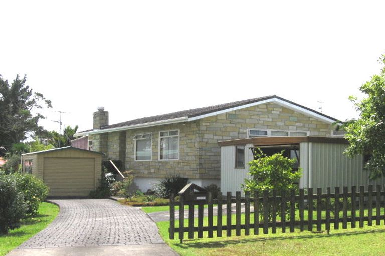 Photo of property in 8 Gilpin Place, Beach Haven, Auckland, 0626