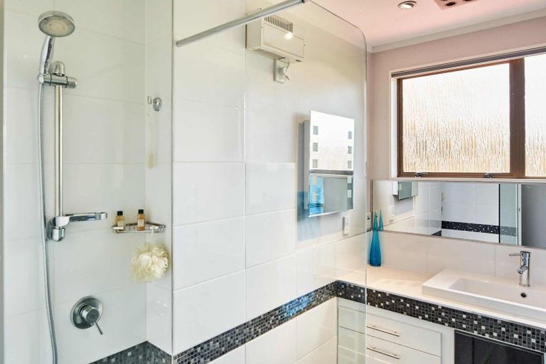 Photo of property in 18 Solander Place, Whitby, Porirua, 5024