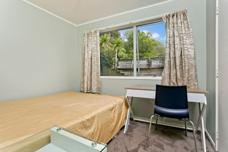 Photo of property in 2/12 Wanita Place, Totara Vale, Auckland, 0629
